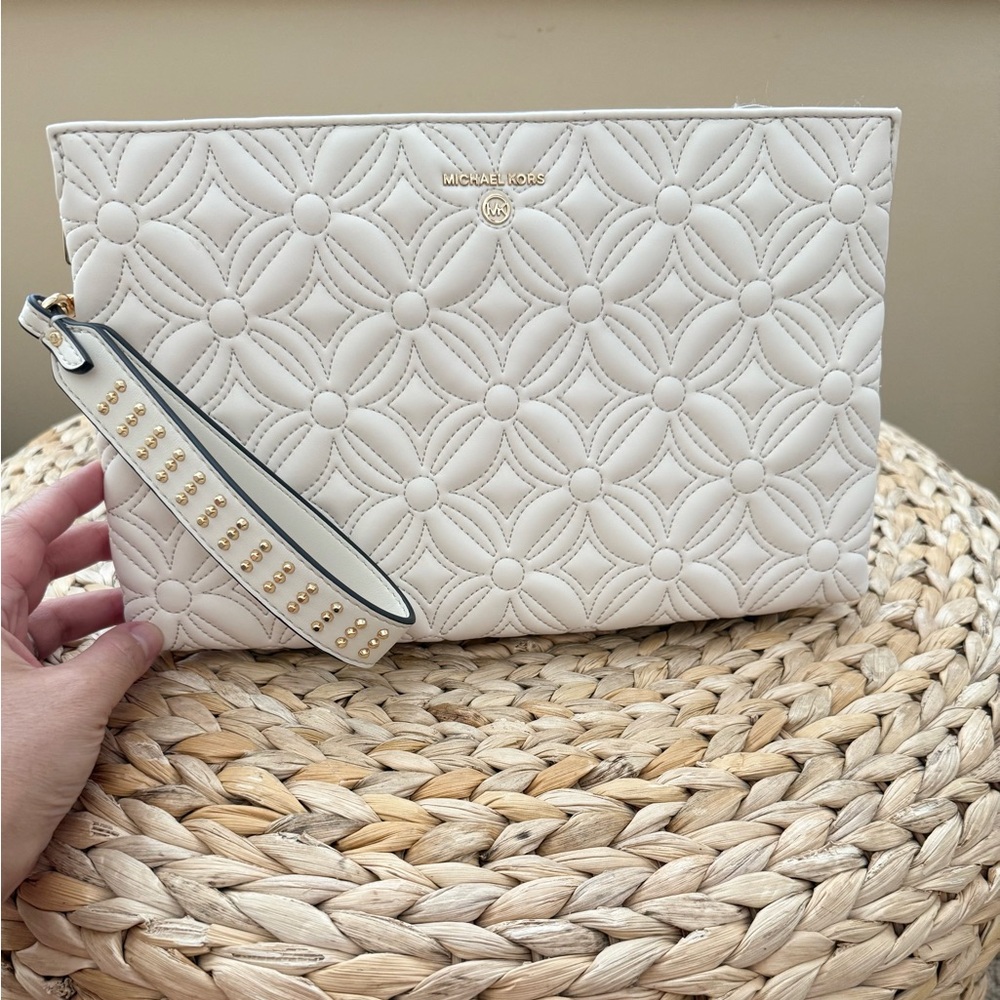 MICHAEL KORS quilted buttery soft leather wristlet clutch hand bag